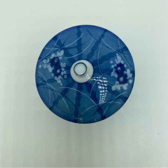 Vintage Small Blue Porcelain Covered Rice Bowl - Picture 3 of 4